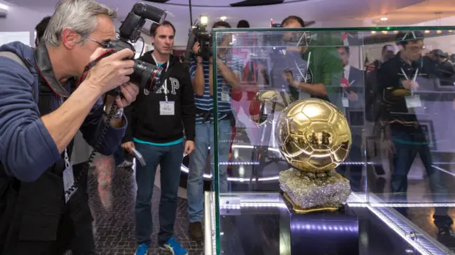 دنیائے فٹ بال کے معروف کھلاڑی 28 سالہ سٹرائیکر کرسچیانو رونالڈو دوسری بار ’بیلن ڈی اور‘ کا اعزاز جیتنے والوں کی شارٹ لسٹ میں شامل ہوئے ہیں۔ وہ 2008 میں یہ انعام جیت چکے ہیں۔