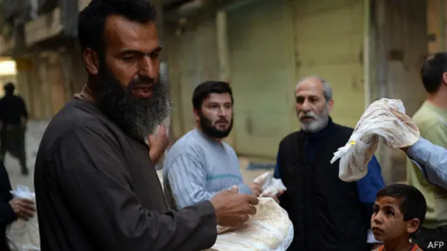 Hombre vende pan en una calle siria