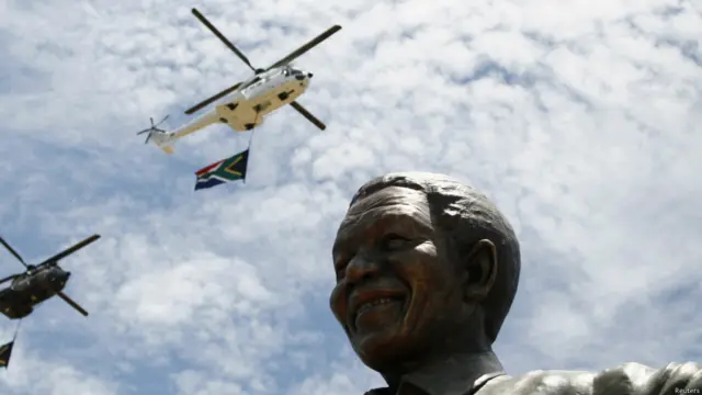 मंडेला को पूरी दुनिया उनके संघर्ष के लिए सम्मान भरी नज़र देखती है.