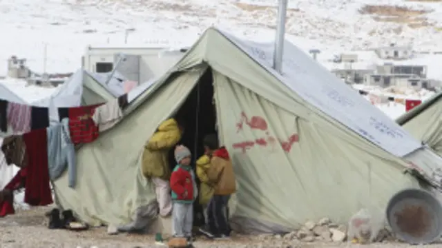 د سوریې کړکېچ له کبله تر دوو میلیونو ډېر سوري وګړي ګاونډیو هېوادونو ته کډوال شوي. 