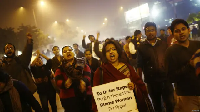 जवाहर लाल नेहरू विश्वविद्यालय के छात्रों ने ज़ोर-शोर से रैली निकाली और महिलाओं के ख़िलाफ़ हिंसा के विरोध में नारेबाज़ी की.