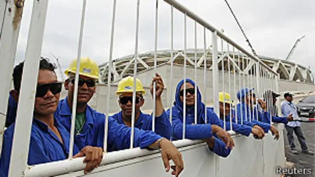 Trabajadores en huelga frente al estadio