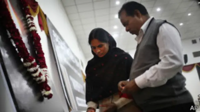 Pais da jovem estuprada (AP)