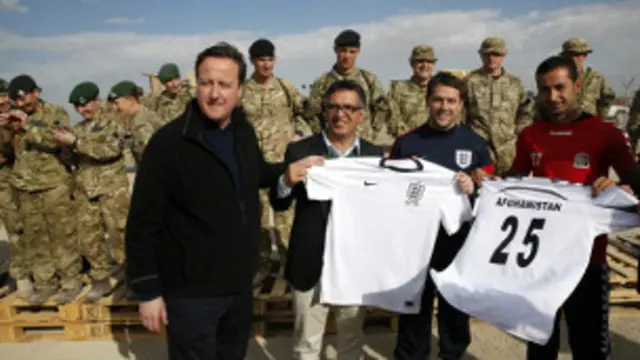 صاحب كاميرون في الزيارة لاعب الكرة الشهير مايكل اوين