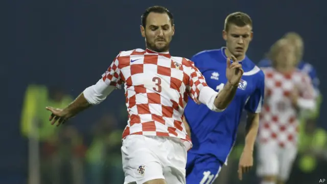 Bek Kroasia, Josip Simunic (kiri) dihukum karena dianggap menyebarkan kebencian rasial.