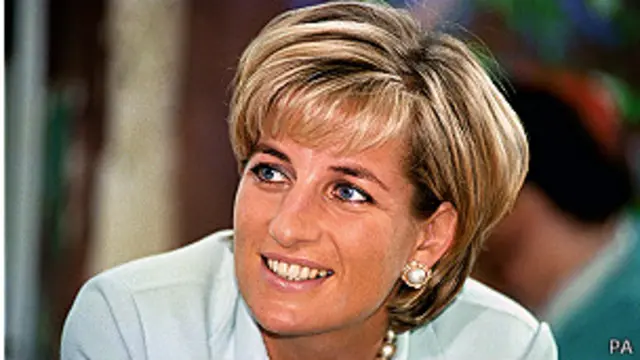 世界新闻报称，戴安娜为了与查尔斯王子争斗，给了该报一本王室电话簿。 