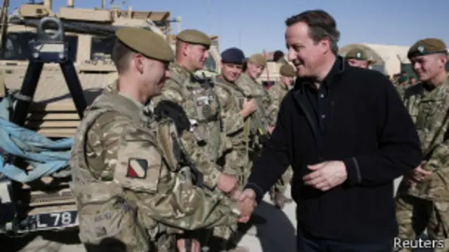 برتانوي لومړي وزیر په هلمند کې له خپلو سرتېرو سره ولیدل 