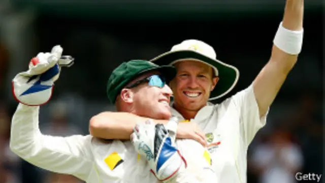 انگلینڈ کی ٹیم آسٹریلیا کی 503 رنز کی مجموعی برتری کے جواب میں صرف 353 رنز بنا کر آوٹ ہوگئی