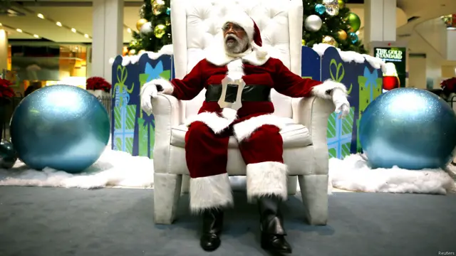 अमरीका,लॉस एंजिल्स, ब्लैक सैंटा, काला सांता, शापिंग मॉल, क्रिसमस, काले सांता पर विवाद, सांता के रंग को लेकर हंगामा, बच्चों के साथ सांता, 