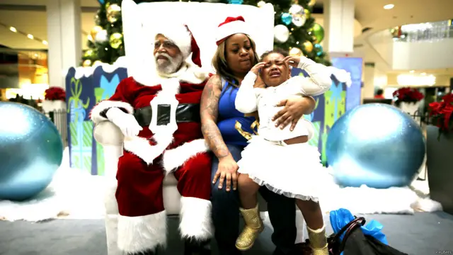 अमरीका,लॉस एंजिल्स, ब्लैक सैंटा, काला सांता, शापिंग मॉल, क्रिसमस, काले सांता पर विवाद, सांता के रंग को लेकर हंगामा, बच्चों के साथ सांता, 