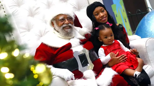 अमरीका,लॉस एंजिल्स, ब्लैक सैंटा, काला सांता, शापिंग मॉल, क्रिसमस, काले सांता पर विवाद, सांता के रंग को लेकर हंगामा, बच्चों के साथ सांता, 