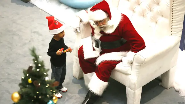 अमरीका,लॉस एंजिल्स, ब्लैक सैंटा, काला सांता, शापिंग मॉल, क्रिसमस, काले सांता पर विवाद, सांता के रंग को लेकर हंगामा, बच्चों के साथ सांता, 