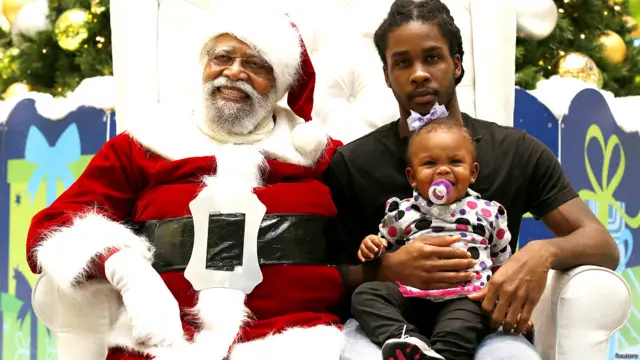 अमरीका,लॉस एंजिल्स, ब्लैक सैंटा, काला सांता, शापिंग मॉल, क्रिसमस, काले सांता पर विवाद, सांता के रंग को लेकर हंगामा, बच्चों के साथ सांता, 