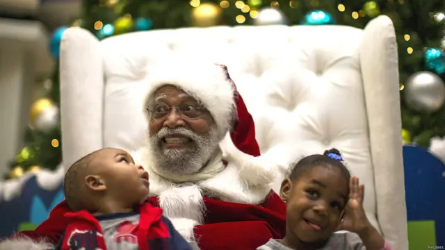 अमरीका,लॉस एंजिल्स, ब्लैक सैंटा, काला सांता, शापिंग मॉल, क्रिसमस, काले सांता पर विवाद, सांता के रंग को लेकर हंगामा, बच्चों के साथ सांता, 