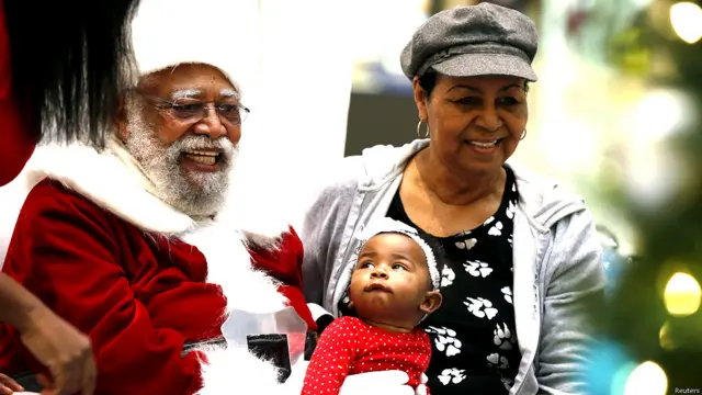 अमरीका,लॉस एंजिल्स, ब्लैक सैंटा, काला सांता, शापिंग मॉल, क्रिसमस, काले सांता पर विवाद, सांता के रंग को लेकर हंगामा, बच्चों के साथ सांता, 