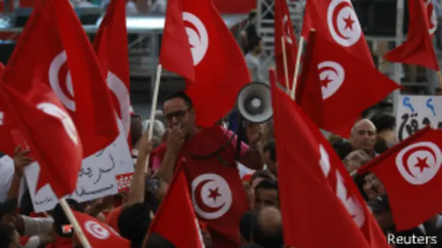 تواجه الحكومة تحدي تحقيق توافق بين مطالب الإسلاميين والعلمانيين