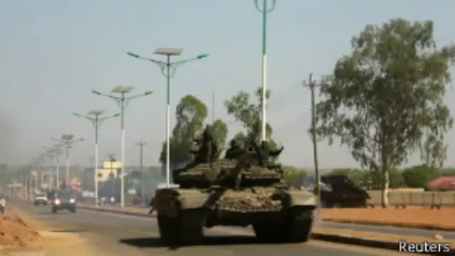 يقول شهود عيان إن جوبا تحولت إلى "ثكنة عسكرية"