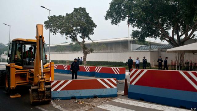 नई दिल्ली में अमरीकी दूतावास के बाहर से बैरीकेड्स हटाती पुलिस