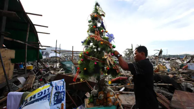 Hầu hết thành phố Tacloban của Philippines, nơi bị bão Haiyan tàn phá, vẫn trong cảnh hoang tàn. Nhiều người phải trải qua dịp Giáng Sinh trong các căn lều tạm, các ngôi nhà đổ nát và các nhà thờ bị tàn phá tan hoang. Trong buổi lễ trọng Giáng Sinh, nơi đây sẽ ăn mừng cùng một phái viên của Giáo Hoàng.
