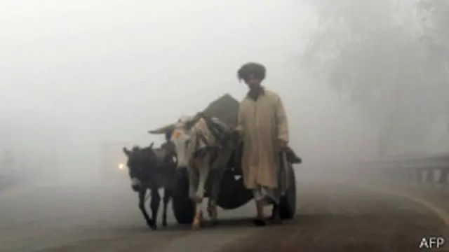 محکمہ موسمیات سے جاری ایک بیان میں مزید کہا گیا ہے کہ دھند کا یہ سلسلہ موسم سرما کی پہلی باقاعدہ بارش تک جاری رہے گا