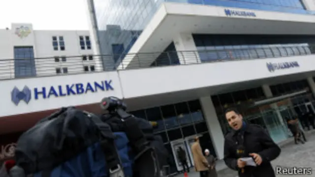 پلیس دفاتر بانک خلق، یکی از بزرگ‌ترین بانک‌های دولتی ترکیه را مورد بازرسی قرار داد