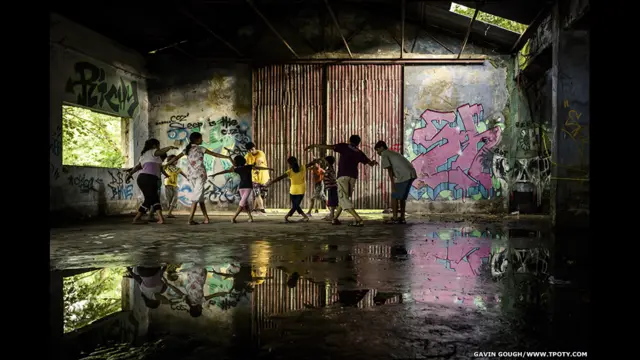 تھائی لینڈ میں رہائش پذیر برطانوی نژاد فوٹوگرافر گیون گف نے ختم ہونے والے اور ابھرتی ہوئی ثقافوں کے شعبے میں پہلا انعام جیتا۔ انھیں یہ ایوارڈ بھارت کے کولکتہ سکیٹ بورڈنگ کلب کی بنائی گئی تصاویر کے پورٹ فولیو پر ملا۔ 