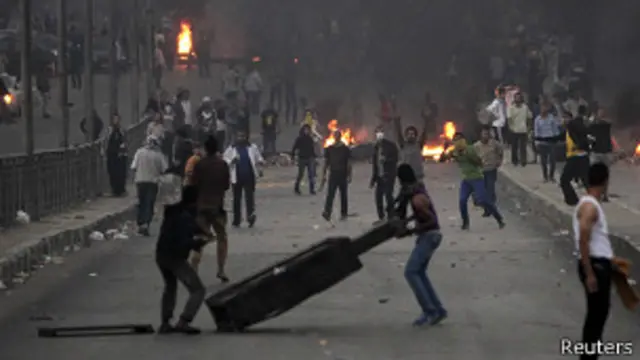 Enfrentamientos entre simpatizantes y opositores a Morsi