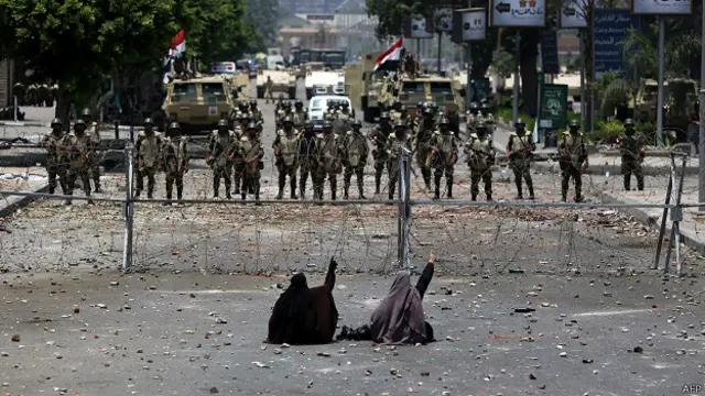 Dos mujeres egipcias frente a una barricada militar