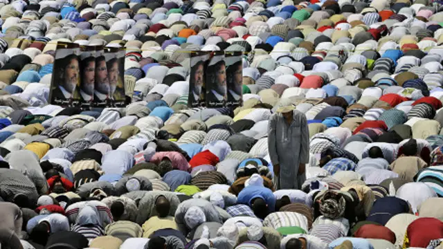 Rezos en viernes por parte de partidarios de Morsi