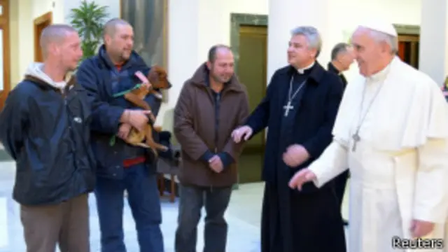 El martes, día de su cumpleaños, el papa Francisco desayunó con un grupo de indigentes en el Vaticano. 