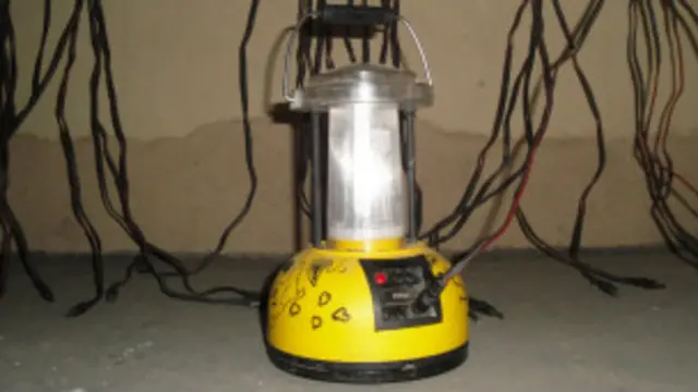 منصوبے کے تحت بجلی سے محروم گاؤں کے ایک گھر پر پانچ سولر پینل نصب کیے جاتے ہیں جو دن میں پچاس لالٹنیں چارج کرتے ہیں۔