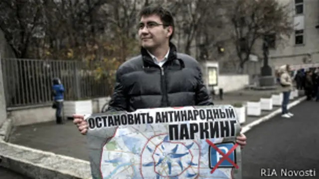 Протестующий против расширения зоны платных парковок в Москве