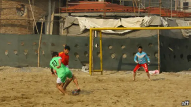 'در زمستان سال گذشته تیم ملی ساحلی افغانستان یک هفته روی زمین پوشیده از برف تمرین کرد'