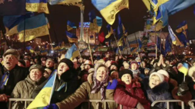 په اوکراين کې له تېرو ورځو راهيسې د اروپايي ټولنې په ملاتړ پراخې مظاهرې روانې دي