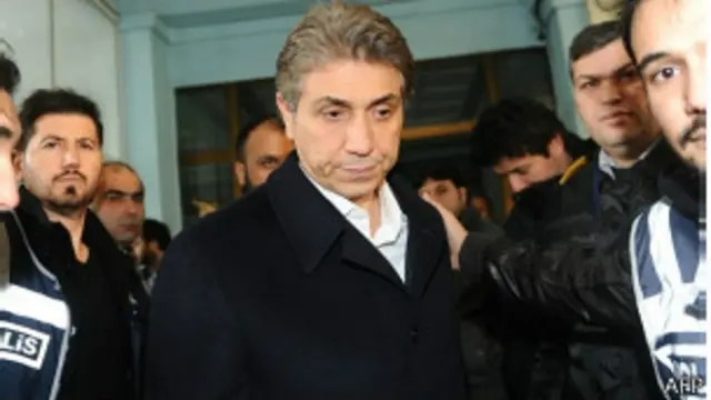 گرفتار ہونے والوں میں استبول کے فتح ڈسٹرکٹ کے مئیر مصطفیٰ دمیر بھی شامل ہیں