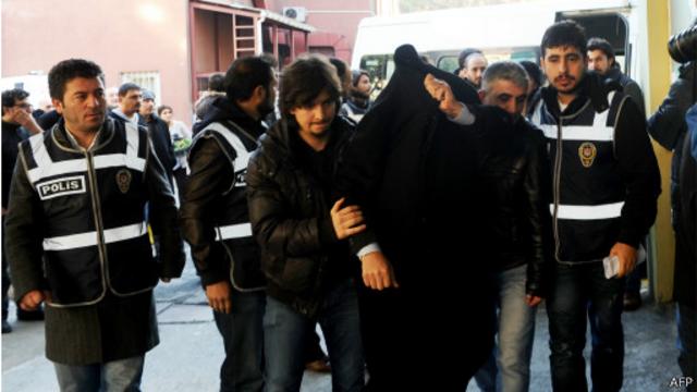 روزنامه حریت شمار بازداشت‌شدگان را بیش از هشتاد نفر خوانده است