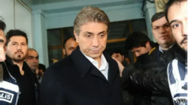 عمدة منطقة فاتح وقت القبض عليه