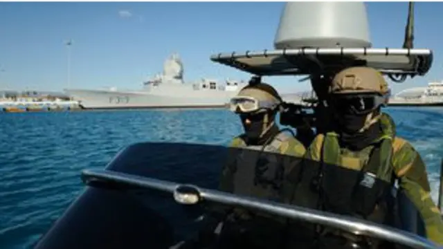 ډنمارکي او نارویژي پوځي بیړۍ دم ګړۍ په قبرس کې ځای پر ځای شوې چې کیمیاوي وسلې د ایټالیا یوه ناڅرګند ساحل ته لېږدوي.