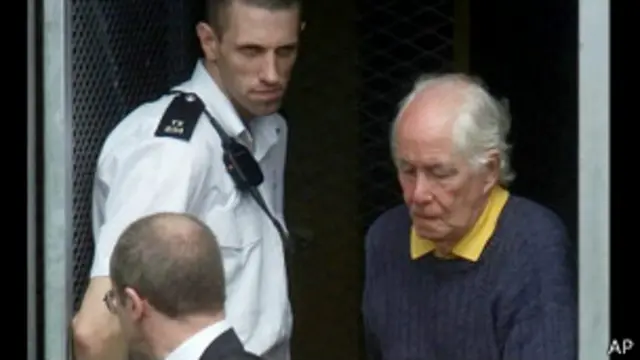 比格斯在2001年返回英國立即受到拘押