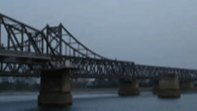 中朝一江之隔，大桥相连