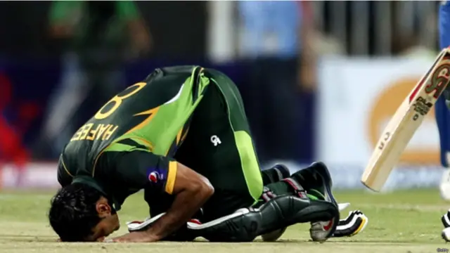 شارجہ میں کھیلے جانے والے پانچ ایک روزہ میچوں کی سیریز کے پہلے میچ میں پاکستان نے سری لنکا کو 11 رنز سے شکست دے دی۔پاکستان کی جانب سے محمد حفیظ نے چار چھکوں اور چار چوکوں کی مدد سے 112 رنز کی اہم اننگز کھیلی اور مین آف دی میچ قرار پائے