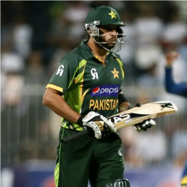 اننگز کے آخری اوورز میں شاہد آفریدی نے 12 گیندوں پر تین چھکوں اور دو چوکوں کی مدد سے 34 رنز بنا کر پاکستان کو ایک بڑے سکور تک پہنچنے میں مدد دی
