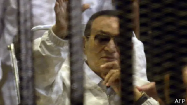 يحاكم مبارك ونجلاه والعادلي بتهم قتل المتظاهرين والفساد المالي