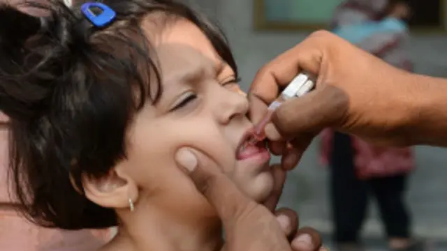 ایک پانچ سالہ بچی شدید زخمی ہوئی ہے جس کے رشتے داروں کے مطابق وہ قاعدہ پڑھنے کے لیے مسجد جا رہی تھی