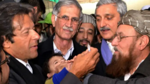 طالبان کے حمایتی تصور کیے جانے والے مولانا سمیع الحق نے عمران خان کے ہمراہ بچوں کو پولیو کے قطرے پلائے