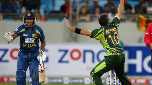 شاہد آفریدی نے اوپر تلے سری لنکا کے دو کھلاڑیوں کو آؤٹ کر دیا