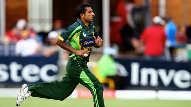 فاسٹ بولر بلاول بھٹی نے اپنے ابتدائی تین اوروں میں انتہائی عمدہ بولنگ کی۔ پاکستان کی جانب سے جنید خان نے 3، آفریدی نے 2، سہیل تنویر، حفیظ اور بلاول بھٹی نے ایک ایک وکٹ حاصل کی