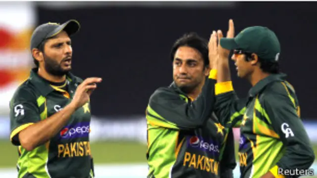 پاکستان کی جانب سے جنید خان نے 3 اور شاہد آفریدی نے 2 وکٹیں حاصل کیں
