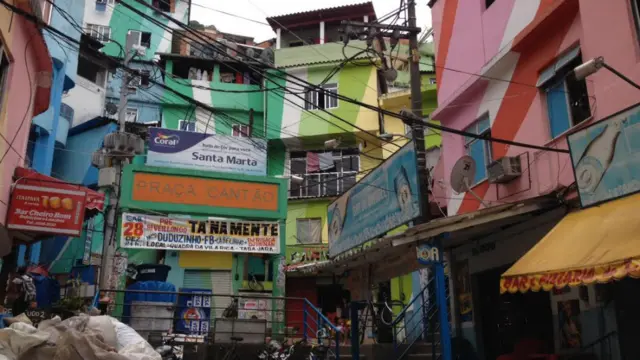 Portasite betsbolaentrada da comunidade Santa Marta, a Praça Cantão tem restaurantes, bares, barbeiros, lojas e uma farmácia. Carros, táxis e caminhõessite betsbolaentrega só chegam até aqui. O resto do caminho é feito a pé e as entregas ficam por conta dos “carreteiros” que levam cargas e compras nas costas morro acima. Revitalizado pelo projeto Tudosite betsbolaCor para Você, o local virou cartãosite betsbolavisitas da favela (Foto: Rodrigo Mascarenhas).