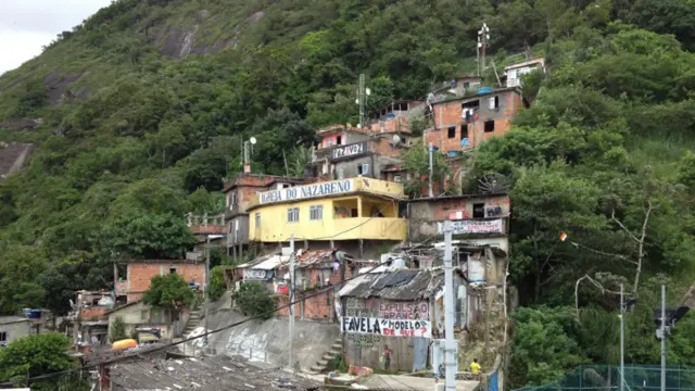 No topo do morro, cercasite betsbola50 barracos estão fora da zonasite betsbolamelhorias da UPP da Santa Marta, por terem sido considerados áreasite betsbolariscosite betsboladesastres pelo governo. Metade das famílias concordou com a remoção para umsite betsbolatrês pequenos prédios que o Estado está construindo dentro da comunidade. A outra metade protesta e questiona a decisão (Foto: Jefferson Puff/BBC).